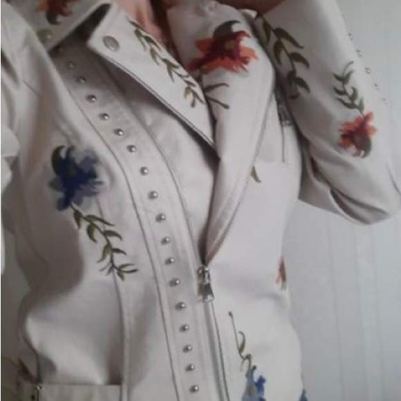 Jacket Embroidery detail studded, Front zipper. Boho Cream M/L Vegan Leather - Picture 11 of 13